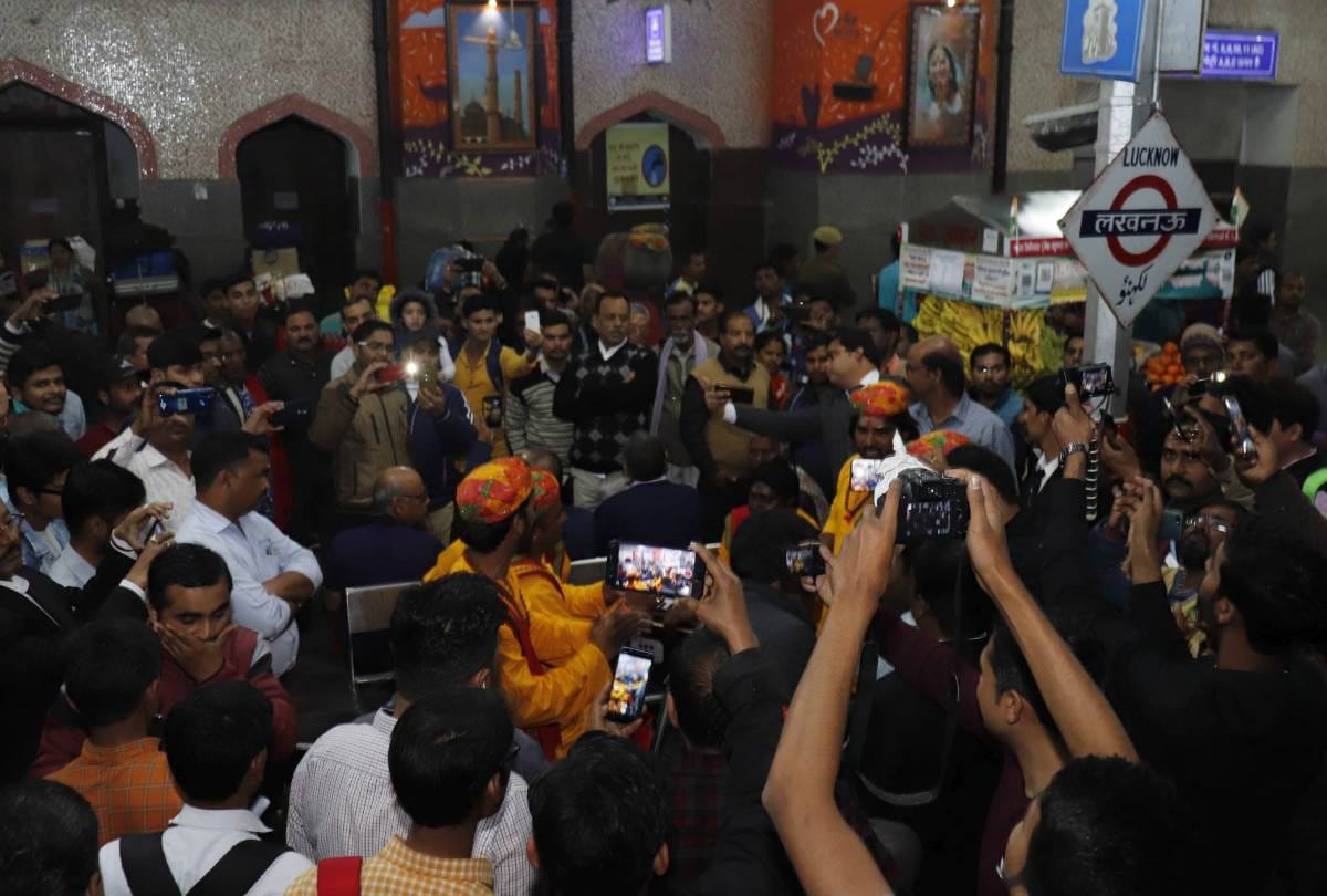 kashi mahakal express started from varanasi and reached charbagh railway station before time.
