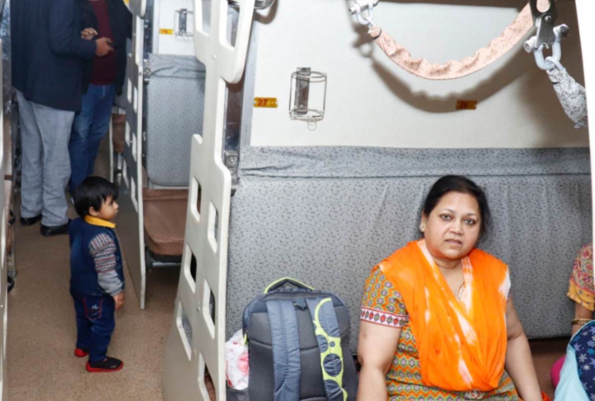 kashi mahakal express started from varanasi and reached charbagh railway station before time.