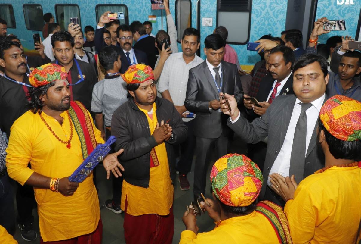 kashi mahakal express started from varanasi and reached charbagh railway station before time.