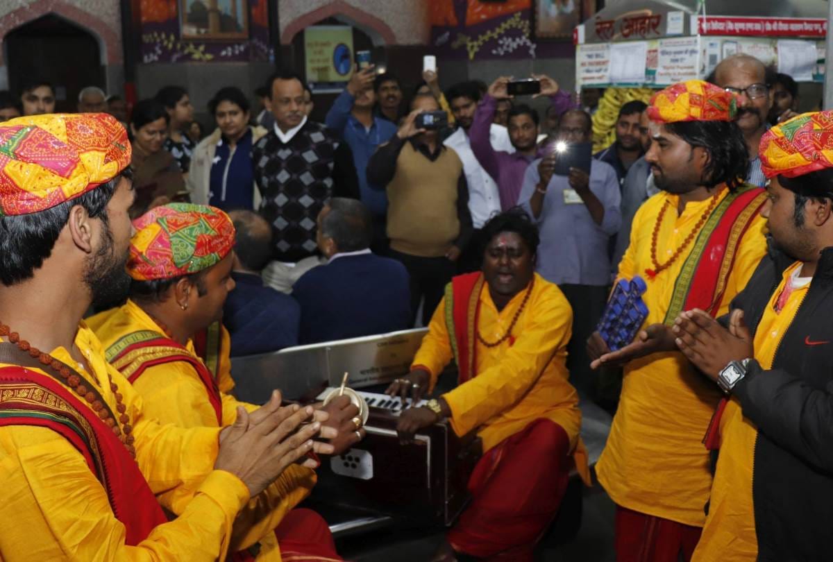 kashi mahakal express started from varanasi and reached charbagh railway station before time.