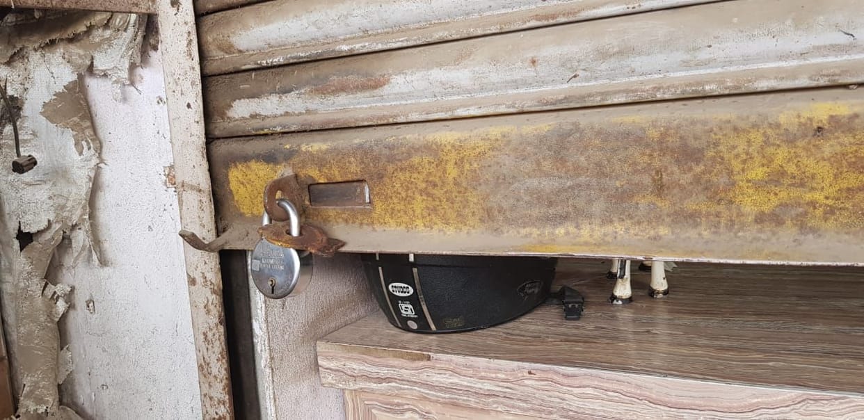 Robbery of uprooting shutter of store in Sabzi Mandi, Goshala's charity is not left out
