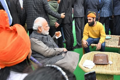 चाय की चुस्की लेते पीएम मोदी