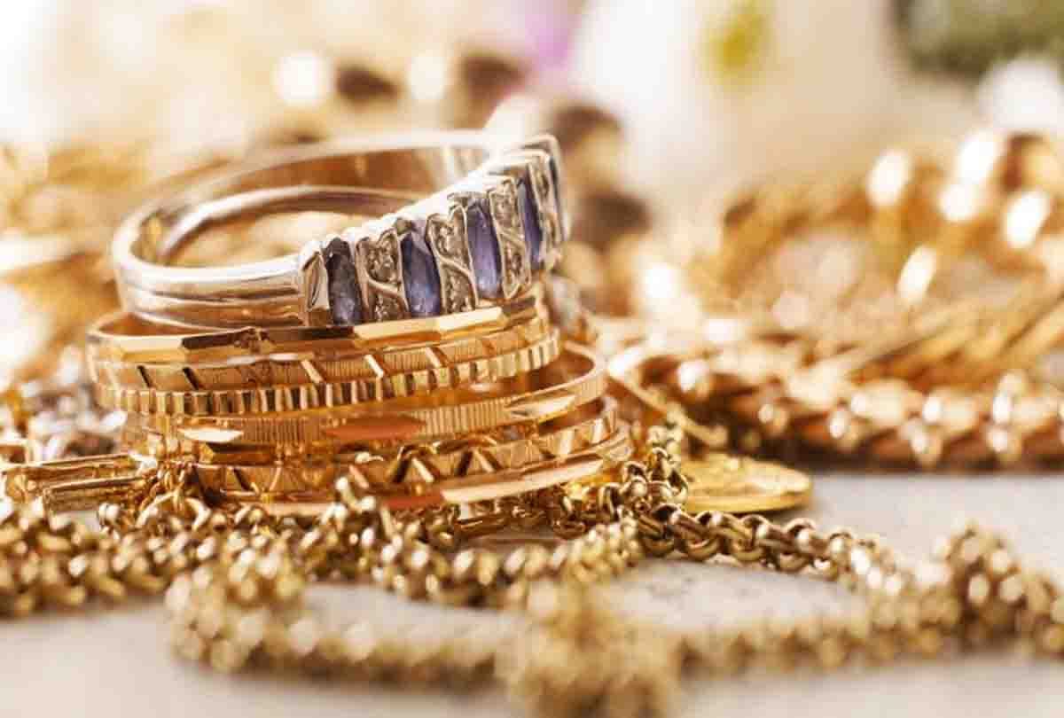 Artisan absconded by cheating Saraf with a jewel worth thirty lakhs