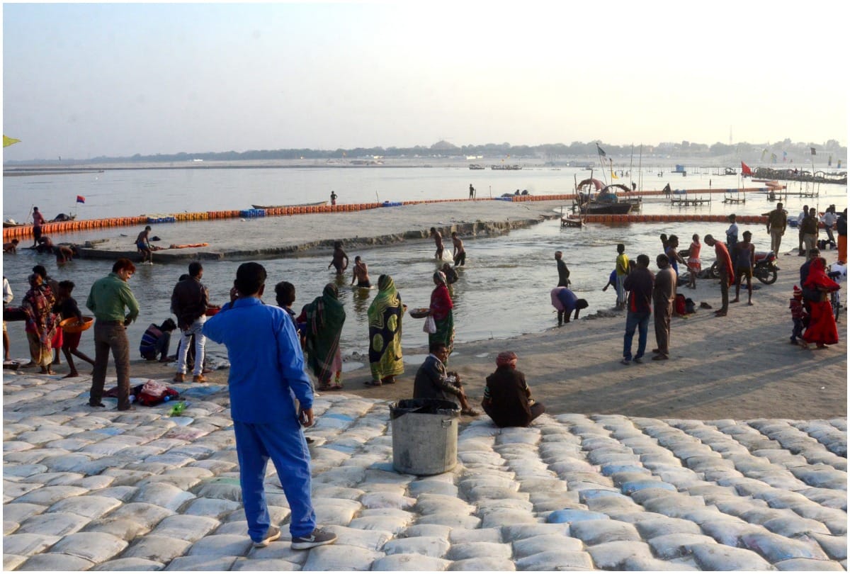 Devotees reach Sangam for their last dip in virtue