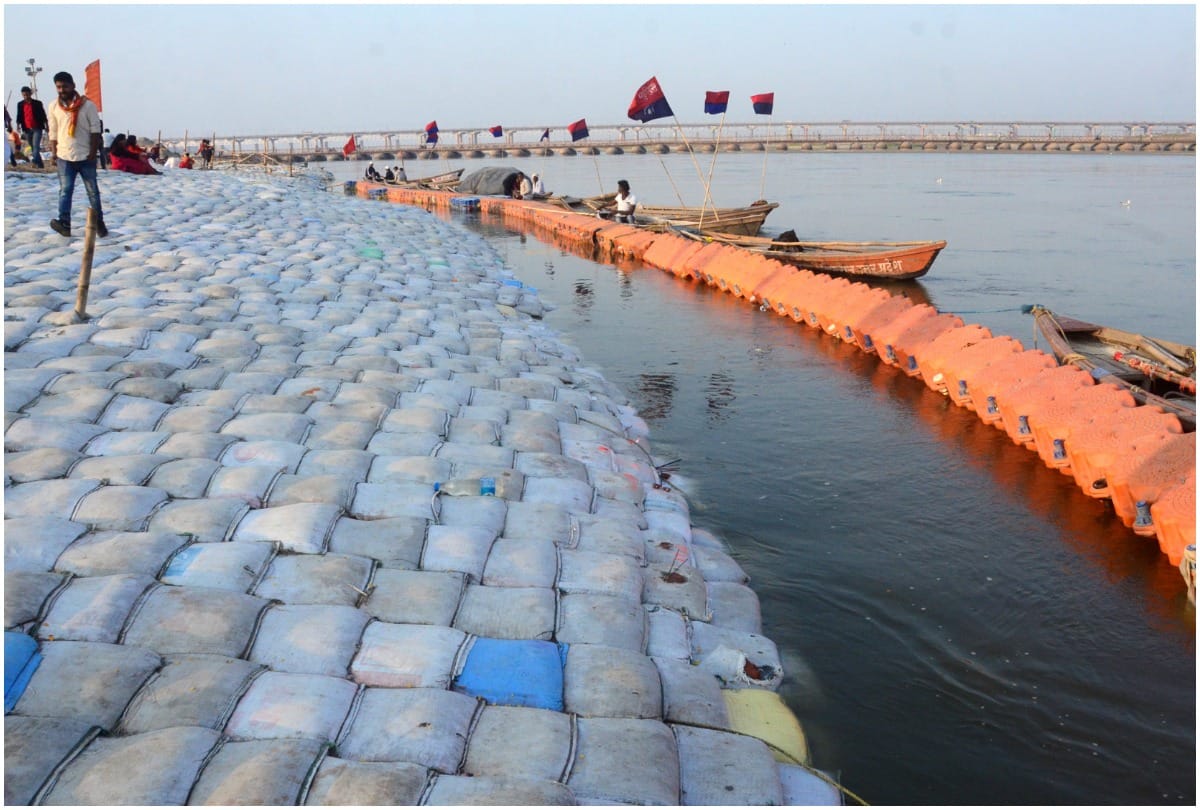 Devotees reach Sangam for their last dip in virtue