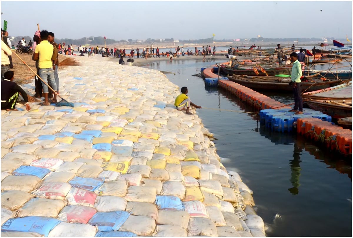 Devotees reach Sangam for their last dip in virtue