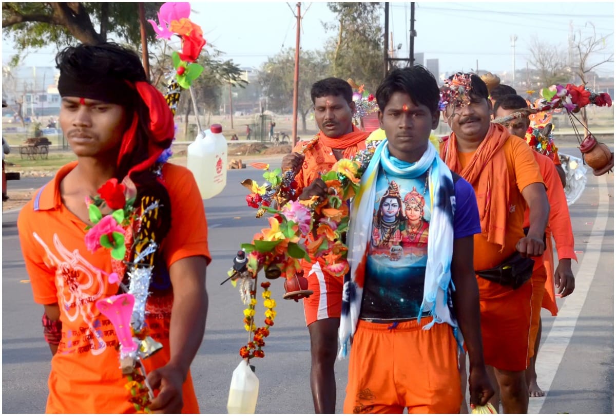 Devotees reach Sangam for their last dip in virtue