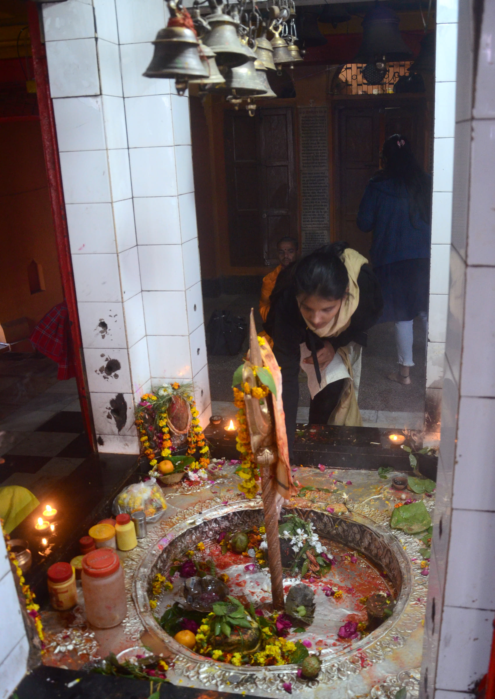 Devotees reach Sangam for their last dip in virtue