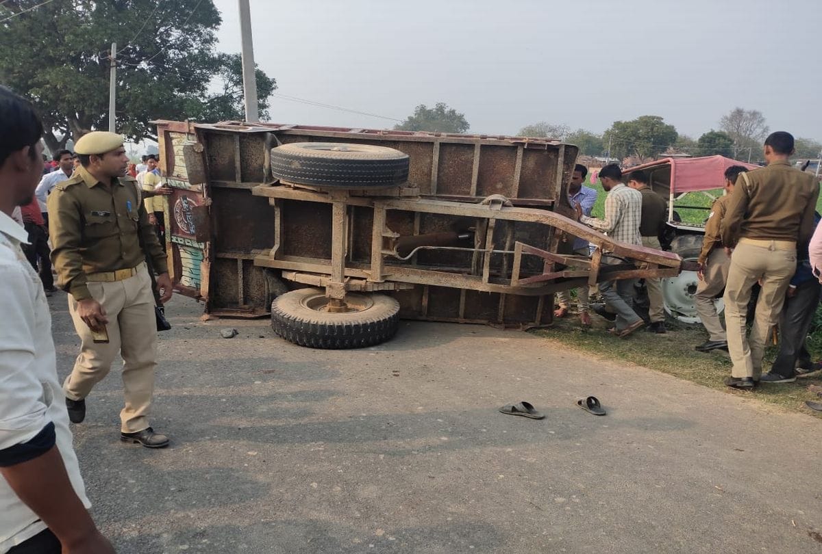 devotees tractor trolley overturned in firozabad