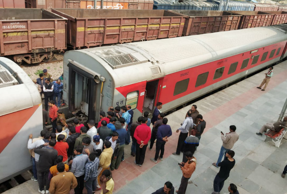 Sampark Kranti Express coupling broken third time near tundla station