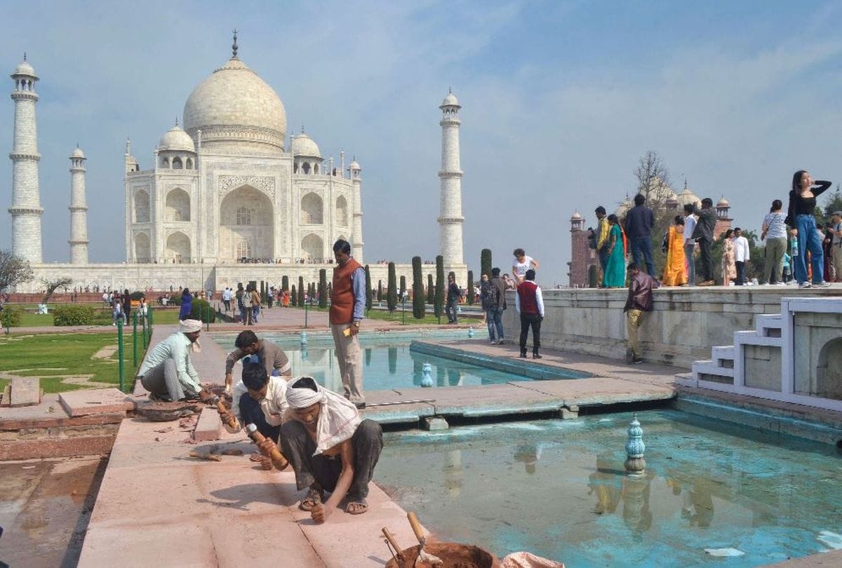 Donald Trump and Melania will sitting on Diana seat in the Taj Mahal