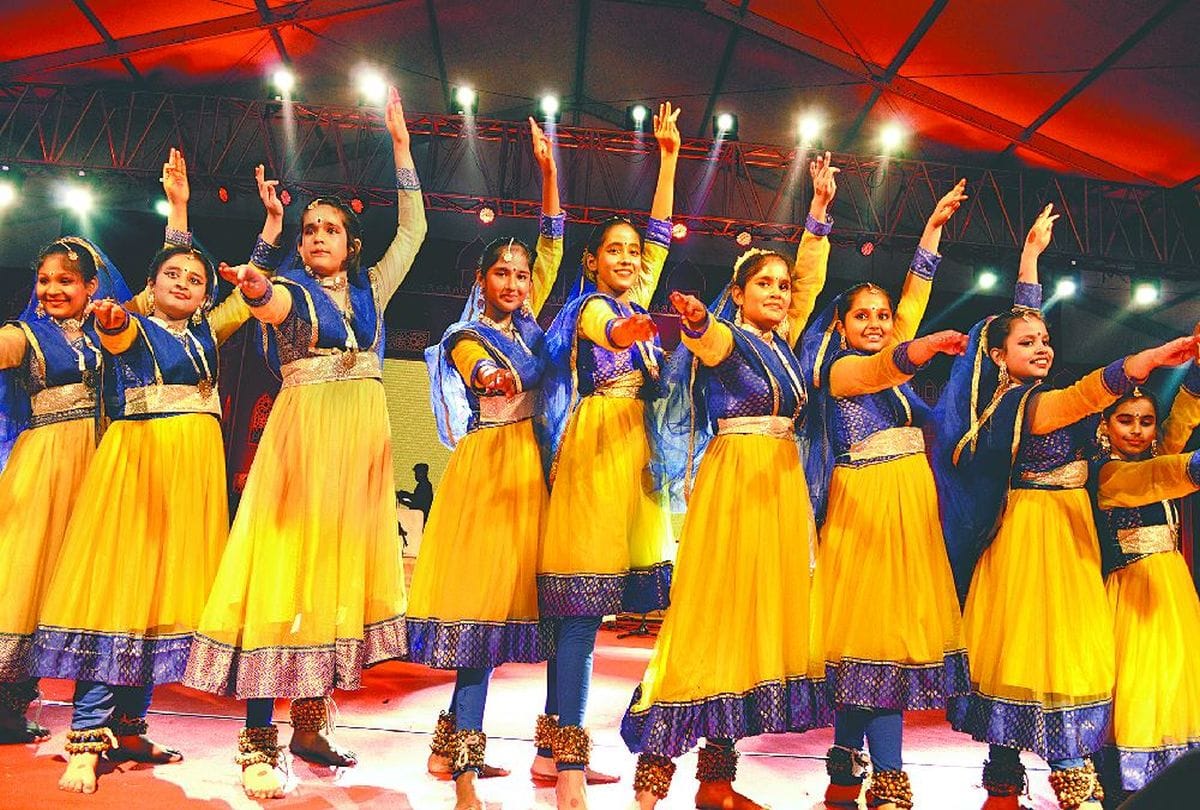 artists perform shiv tandav kathak dance in taj mahotsav 2020