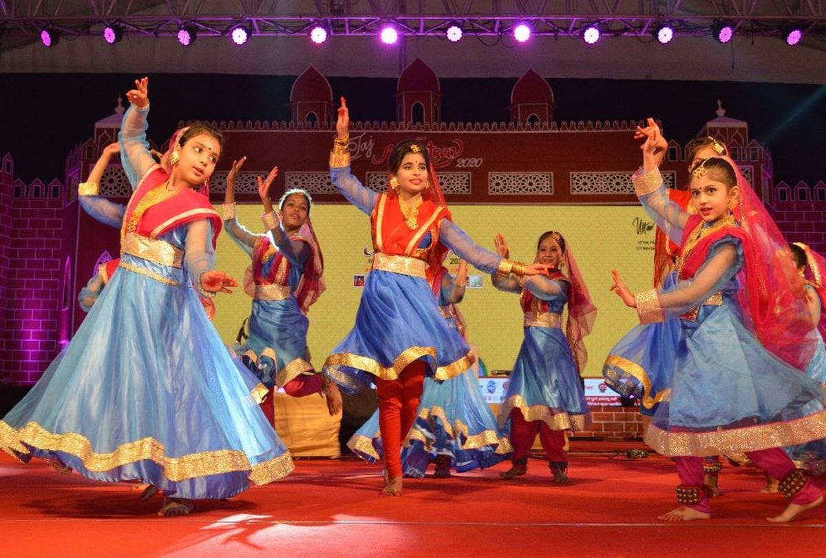 artists perform shiv tandav kathak dance in taj mahotsav 2020