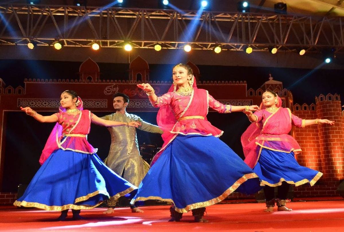 artists perform shiv tandav kathak dance in taj mahotsav 2020