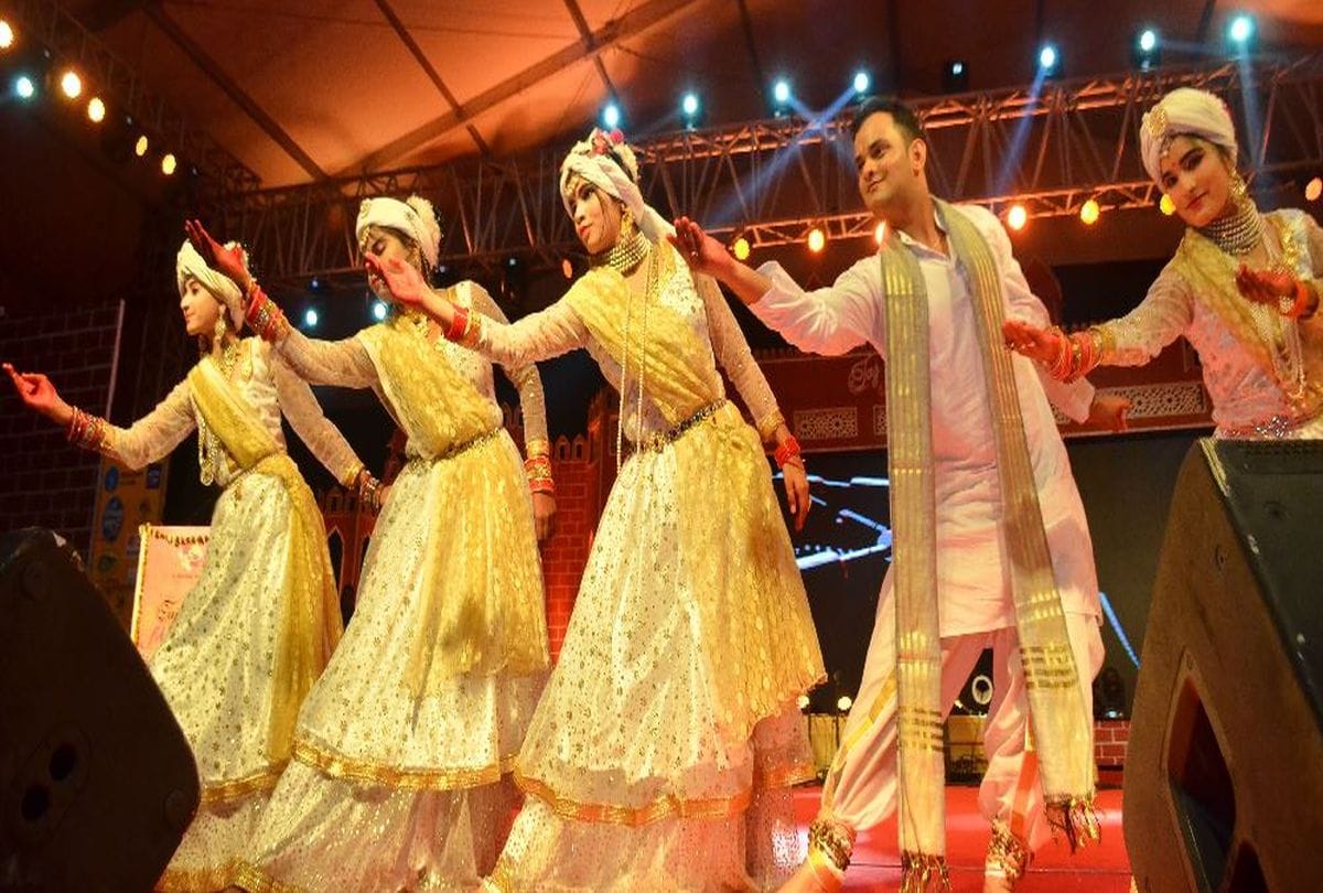 artists perform shiv tandav kathak dance in taj mahotsav 2020
