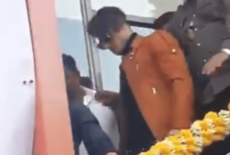 bigg boss 13 contestant asim riaz get mobbed by fans