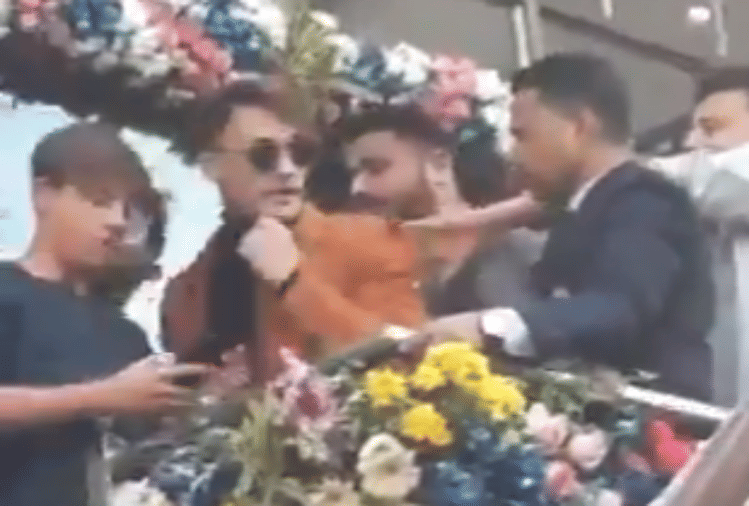 bigg boss 13 contestant asim riaz get mobbed by fans