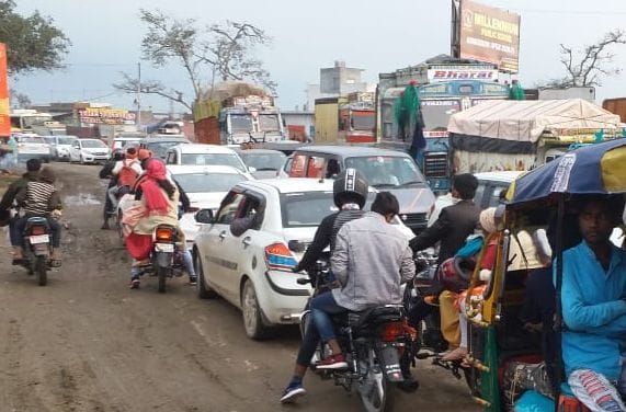 heavy traffic zaam in jaani pul, people warried