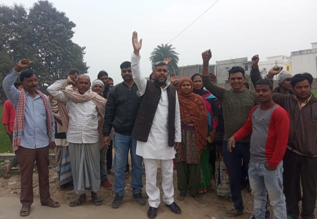 Demonstrated protest against the proposed rail line