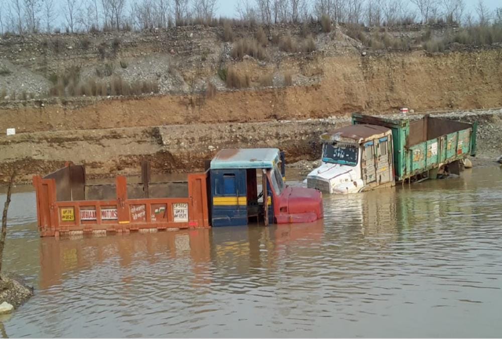 Gaula River Water Level High, Many Vehicles Stuck and Drowned
