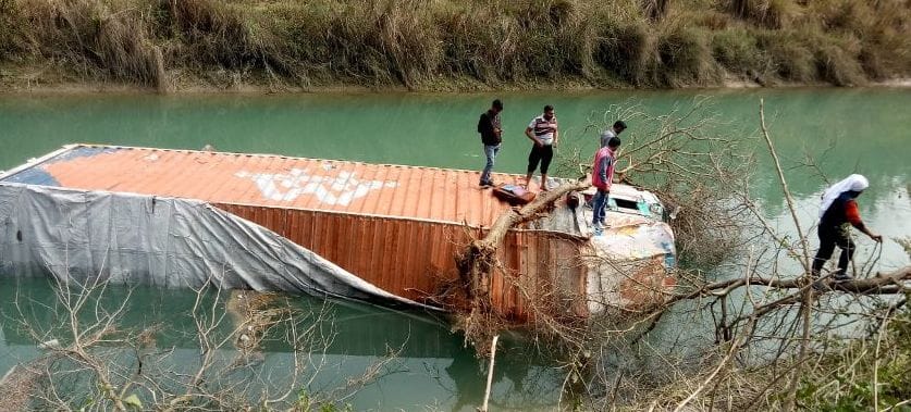A container filled with electric wings overturns in the canal