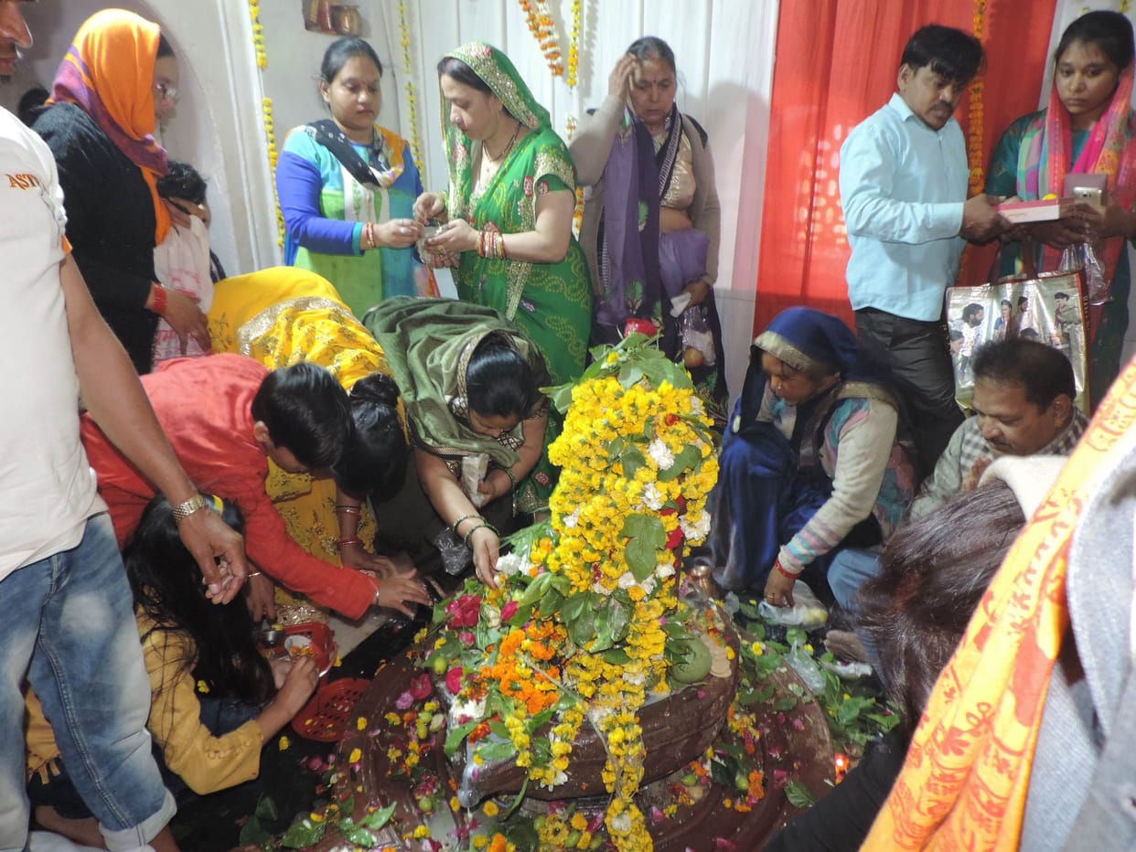 har-har mahaadev ke jayakaaron se goonje shivaalay
