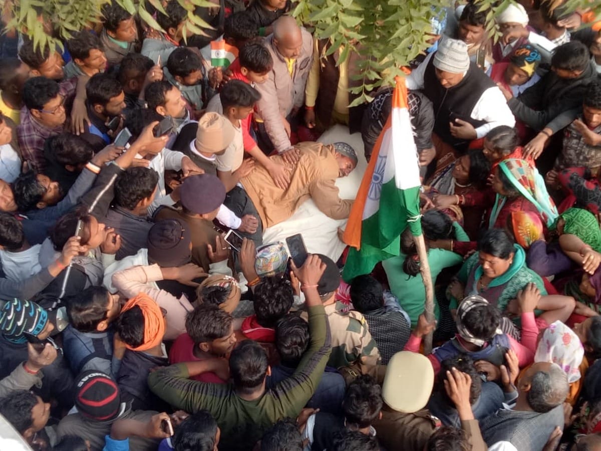 family stopped funeral to demand martyr status of Assistant Commandant of BSF in jaunpur