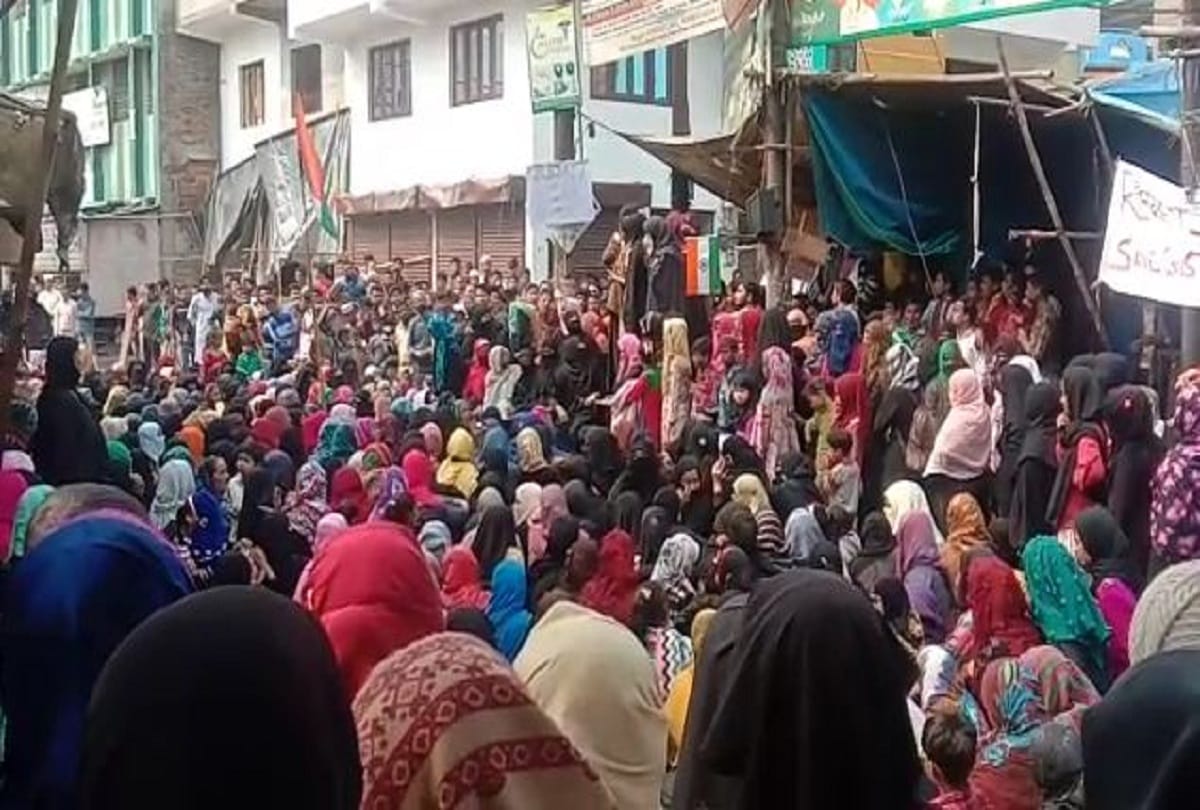 Aligarh women protests outside kotwali against CAA NRC NPR