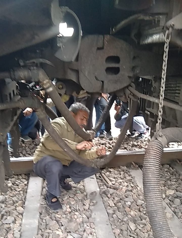 Hathras: Coupling of broken Kranti Express from Delhi to Hathras twice, rail traffic disrupted