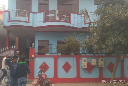 cash jewelry stolen from retired scientist's house in agra