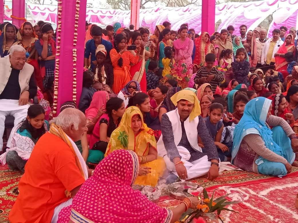 17 couples in a mass marriage
