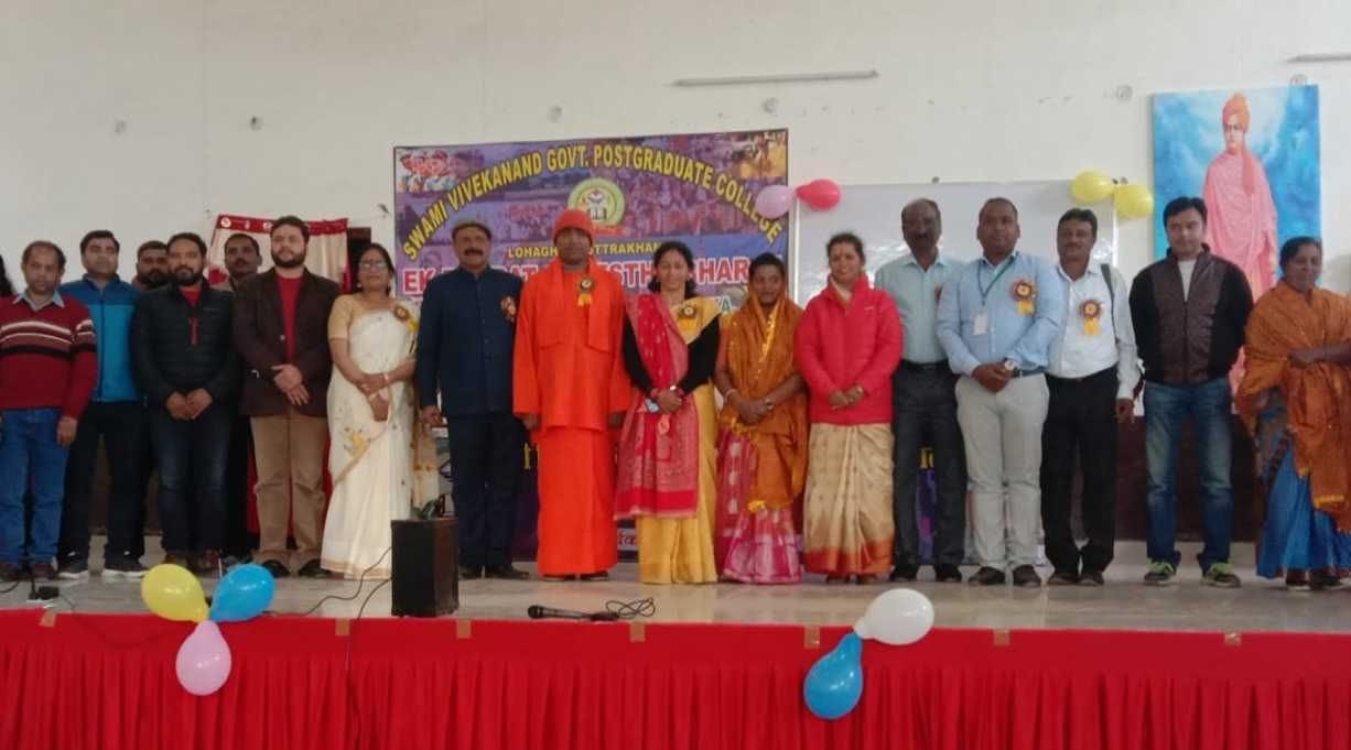 Kumaoni dresses presented to the party of Karnataka