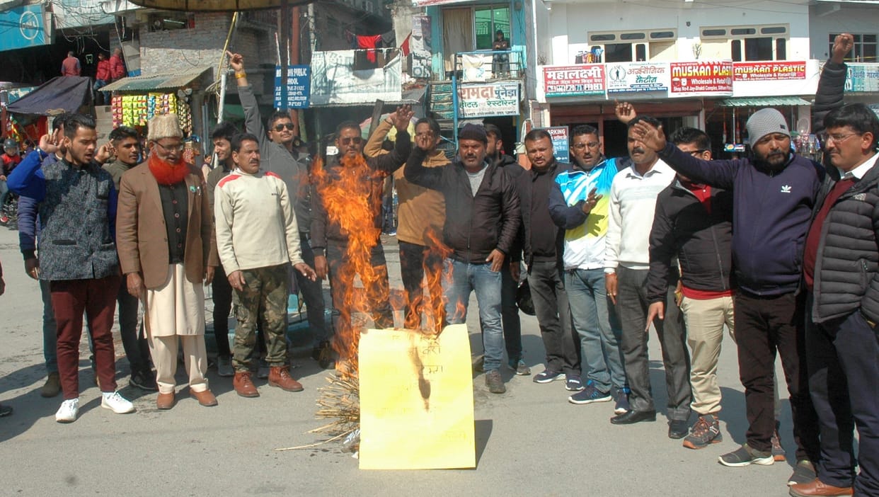 Congressmen burn effigies of BJP MPs and MLAs