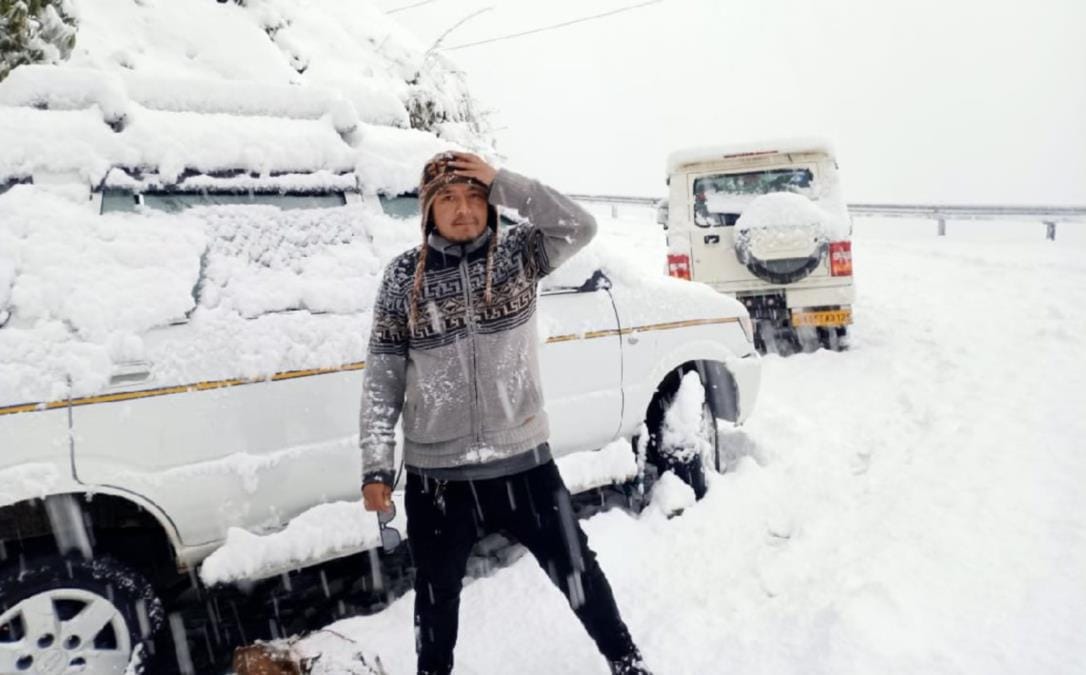 Heavy Snowfall in uttarakhand, Many Vehicles Stuck on thal munsiyari Road