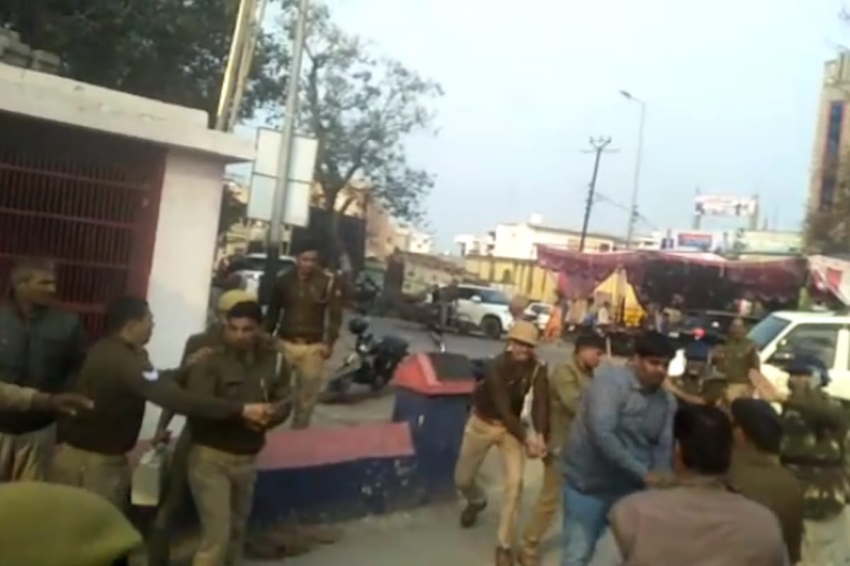 murder of retired clerk in Meerut, people ruckus against police, lathi charge