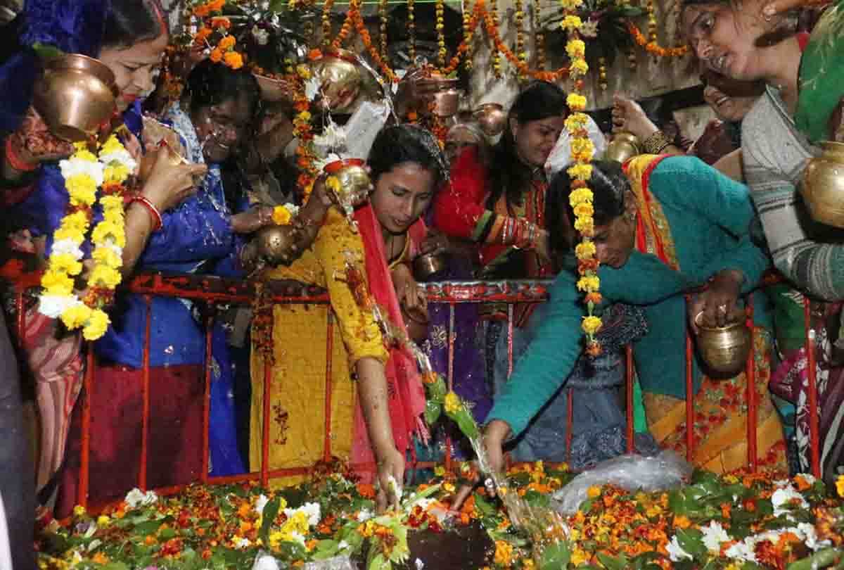 Pratapgarh: A flood of faith in shivalay, praying by offering Belpatra and vows