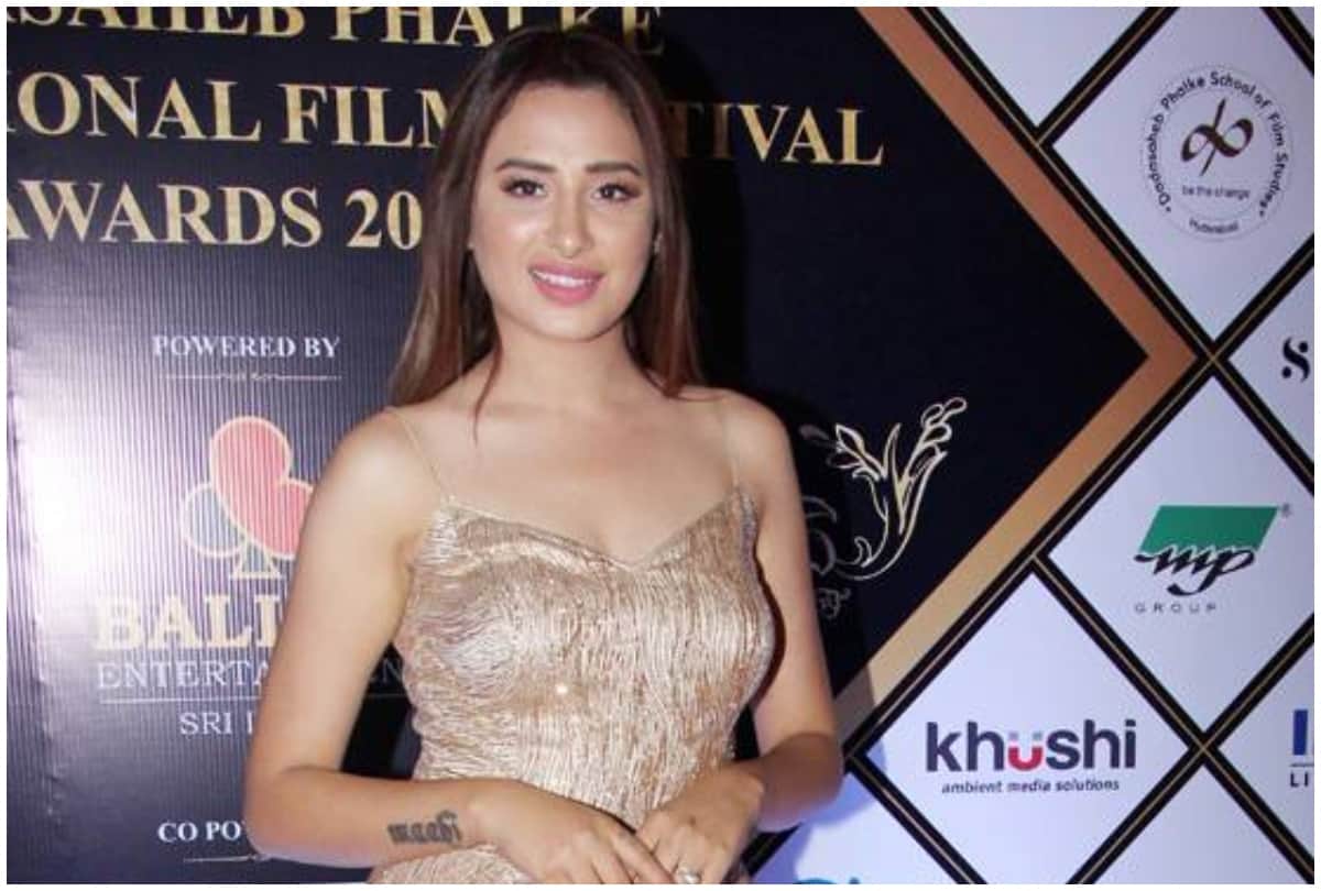 Bigg Boss 13 Contestant Mahira Sharma is now on Twitter Says Older Accounts are Fake