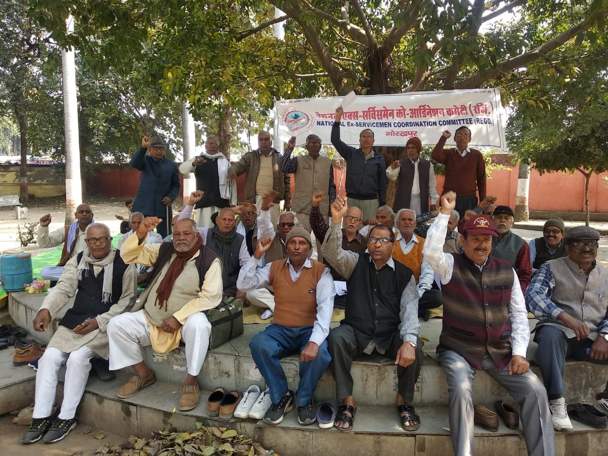 National Ex-Serviceman Co-ordination man strike in Laxmibai Park gorakhpur