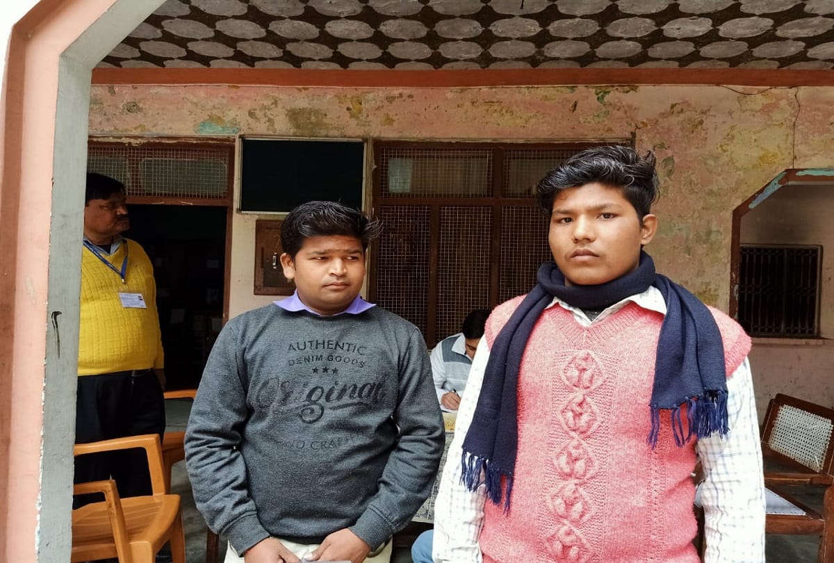 UP Board exams solvers catched by SDM in Bareilly Nawabganj Sri Krishna Inter college