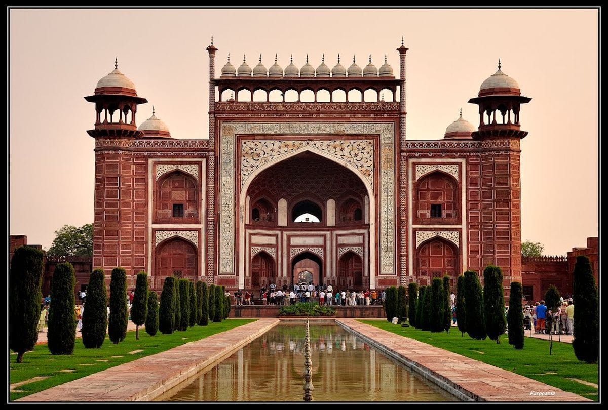 Only Five Tourist Will See ShahJahan-Mumtaz Grave At Tajmahal