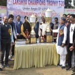 ट्राफी का अनावरण करते सांसद शिव प्रताप शुक्ला।