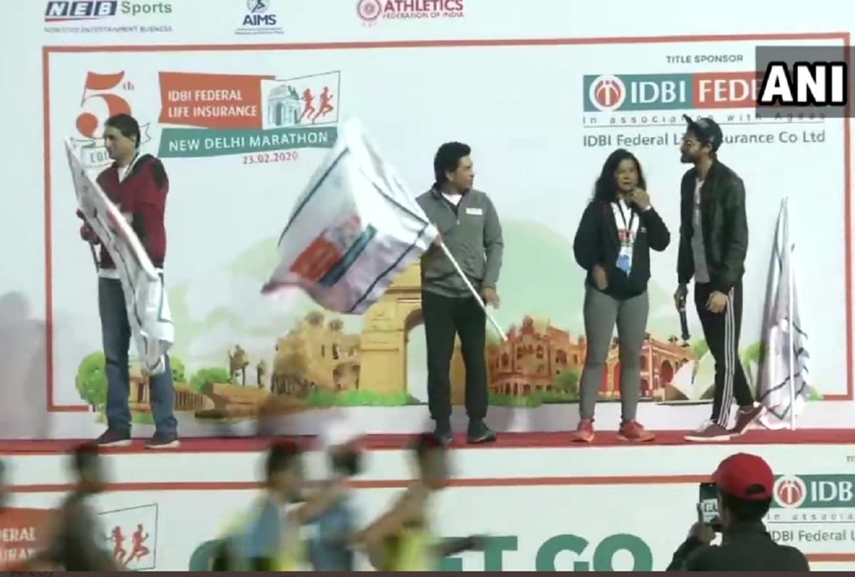 Sachin flagged off New Delhi Marathon at Jawaharlal Nehru Stadium