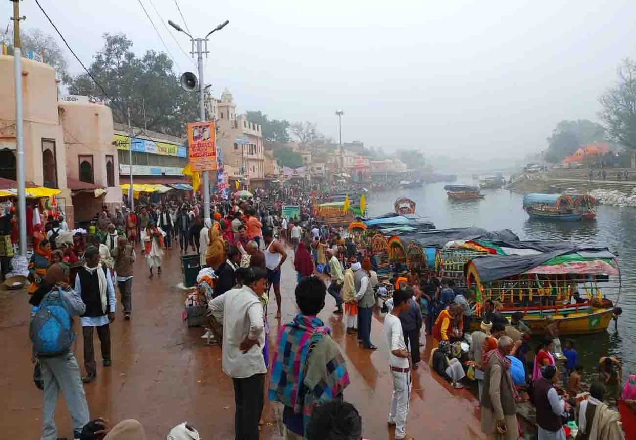 lakhs of pilgrims plunge into mandakini in chitrakoot up