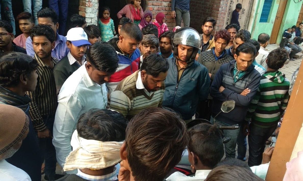 Hathras: indecency from economic calculation survey team, mobile also snatched