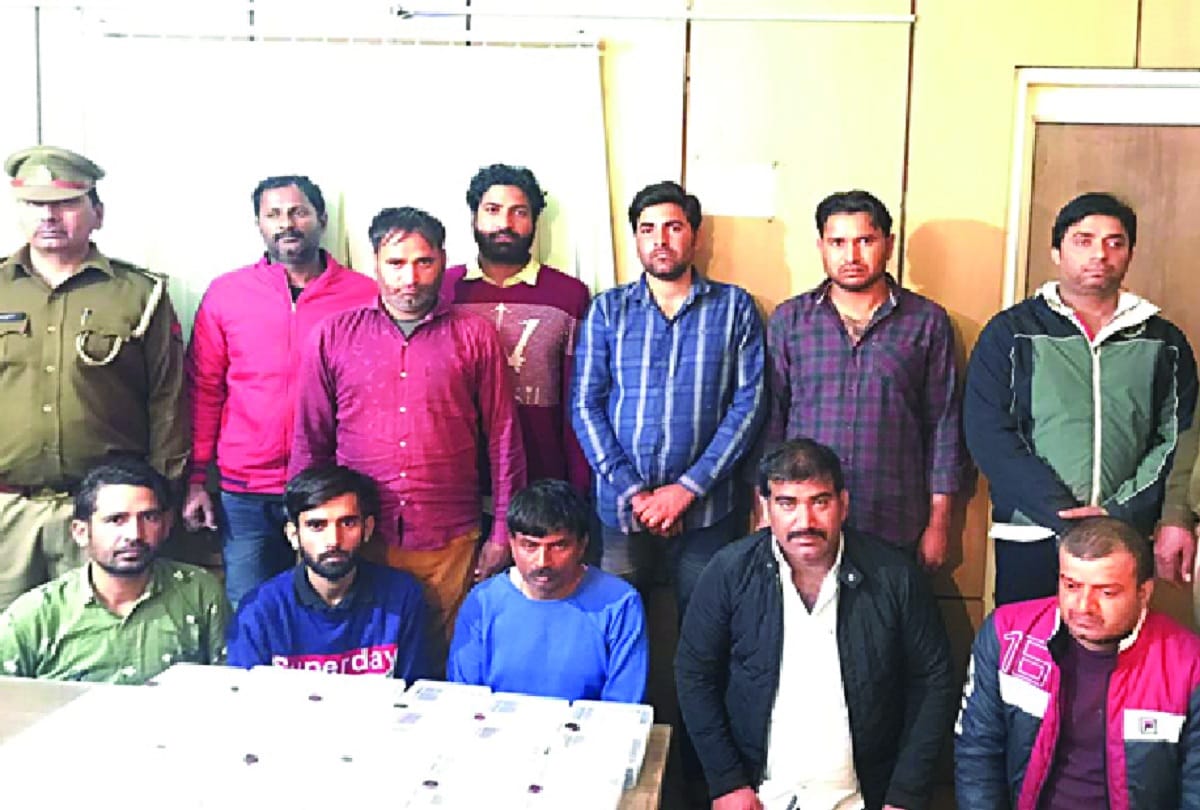 Five hundred and one thousand old banknote exchange gangs busted in noida