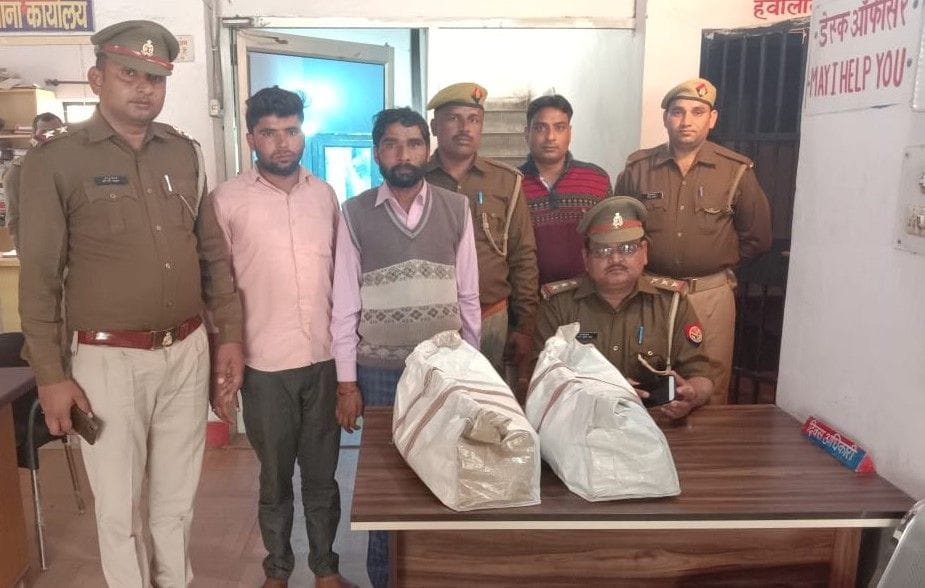 Hathras: 101 Pauvah holding two people with desi liquor