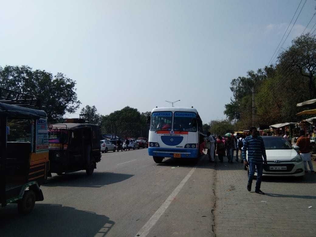 stoped bud in station gate, havy traffic
