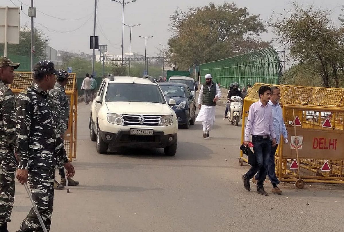 Shaheen Bagh: No permission to come through Noida, mediator not reached for talk
