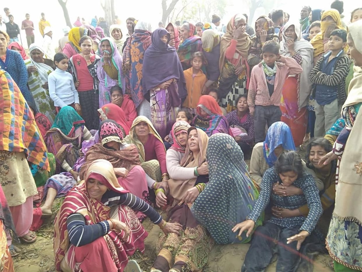 Sasni: Dead body of villager found hanging from tree, fearing suicide