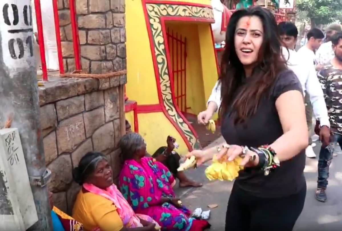 Ekta Kapoor get trolled after distribute banana to poors